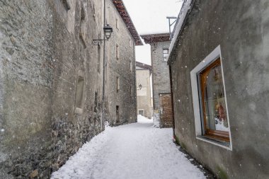 Bormio Ortaçağ köyü Valtellina İtalya kış mevsiminde kar altında