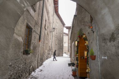 Bormio Ortaçağ köyü Valtellina İtalya kış mevsiminde kar altında
