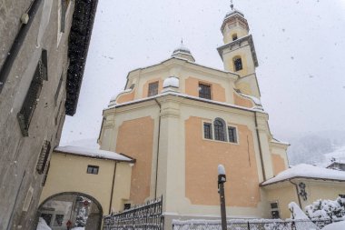 Bormio Ortaçağ köyü Valtellina İtalya kış mevsiminde kar altında