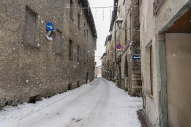 Bormio Ortaçağ köyü Valtellina İtalya kış mevsiminde kar altında