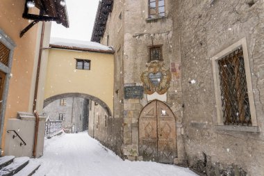 Bormio Ortaçağ köyü Valtellina İtalya kış mevsiminde kar altında
