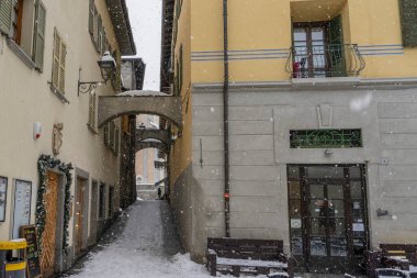 Bormio Ortaçağ köyü Valtellina İtalya kış mevsiminde kar altında