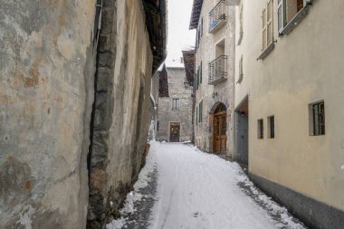 Bormio Ortaçağ köyü Valtellina İtalya kış mevsiminde kar altında