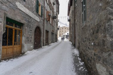 Bormio Ortaçağ köyü Valtellina İtalya kış mevsiminde kar altında