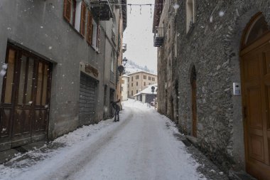 Bormio Ortaçağ köyü Valtellina İtalya kış mevsiminde kar altında