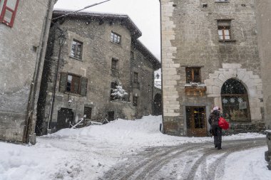 Bormio Ortaçağ köyü Valtellina İtalya kış mevsiminde kar altında