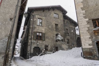Bormio Ortaçağ köyü Valtellina İtalya kış mevsiminde kar altında