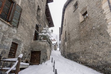 Bormio Ortaçağ köyü Valtellina İtalya kış mevsiminde kar altında