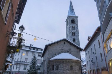 Bormio Ortaçağ köyü Valtellina İtalya kış mevsiminde kar altında