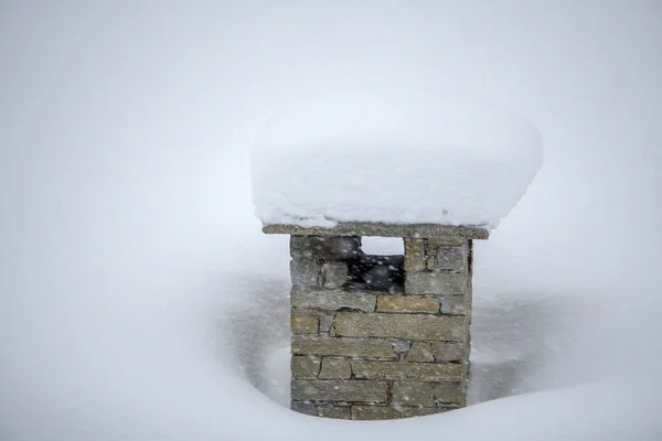 Дымоход Горного Дома Покрытый Снегом Деталях Доломиты — стоковое фото