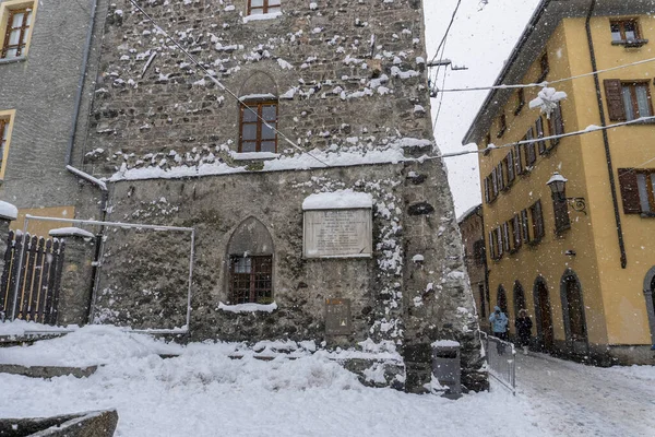 ボルミオ中世の村Valtelina冬の季節の雪の下でイタリア — ストック写真