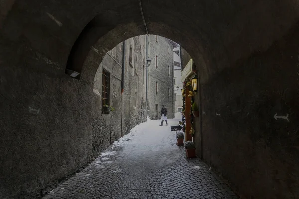 ボルミオ中世の村Valtelina冬の季節の雪の下でイタリア — ストック写真