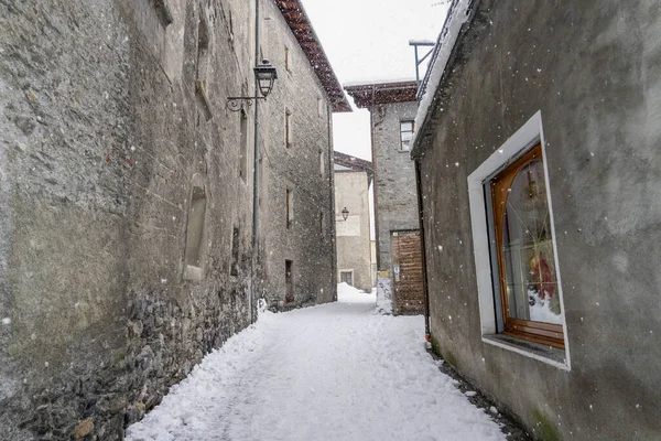 ボルミオ中世の村Valtelina冬の季節の雪の下でイタリア — ストック写真