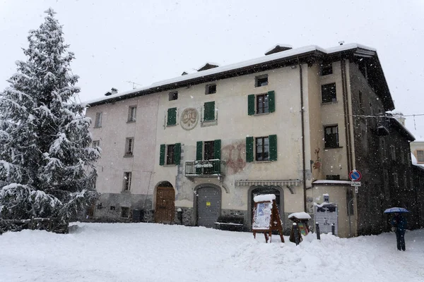 Desa Bormio Abad Pertengahan Valtellina Italia Bawah Salju Musim Dingin — Stok Foto