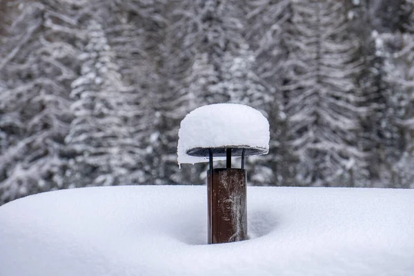 Schoorsteen Van Het Berghuis Bedekt Met Sneeuw Dolomieten Detail — Stockfoto