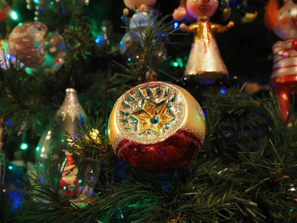 ガラス手でクリスマスボールを作ったクリスマスツリーのディテールブラーライト — ストック写真