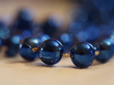 Mavi inciler plastik kolye ayrıntıları