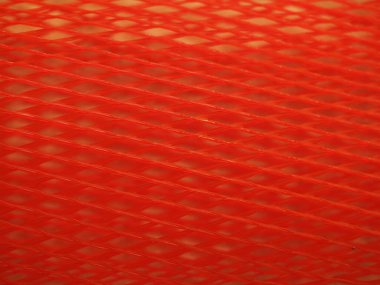 Noel xmas mumları kırmızı platik ağın içindeki masada.