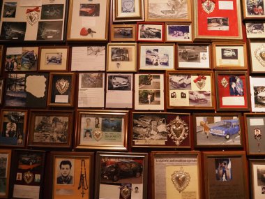 GENOA, İTALYA - 25 ARALIK 2021 - Cenova Tepesi Katedrali 'ndeki Madonna della Guardia mabedine adak adayan insanlar mucize eseri