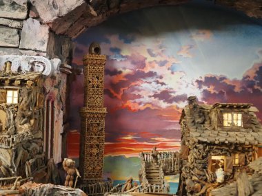 GENOA, İTALYA - 25 ARALIK 2021 Kaçık Presepe Nedimesi İnsanlar Cenova Tepesi Katedrali 'ndeki Madonna della Guardia Tapınağı' na adak adadılar.