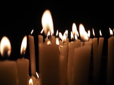 Kilise mum alevleri içinde eski ortaçağ kilise dokuma