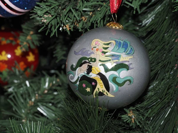 クリスマスのクリスマスツリーのガラスの手は職人のボールの詳細を作った — ストック写真