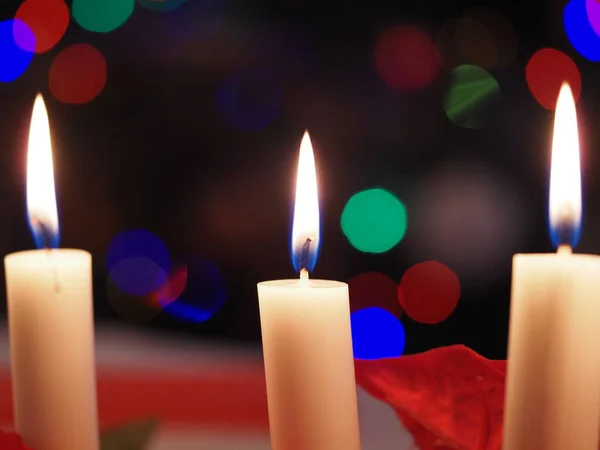 Χριστουγεννιάτικα Κεριά Στο Τραπέζι — Φωτογραφία Αρχείου