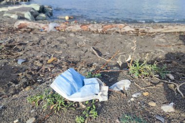 Plastik atık çöpleri kumlu sahilde