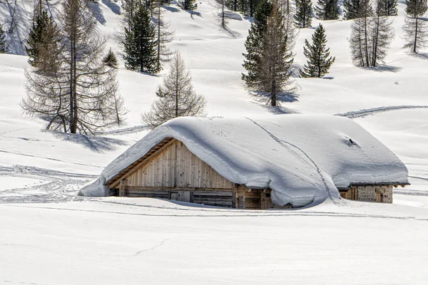 Chata Pokryta Śniegiem Dolomitach Panorama Śniegu Plakat Panorama Zimowy Krajobraz — Zdjęcie stockowe