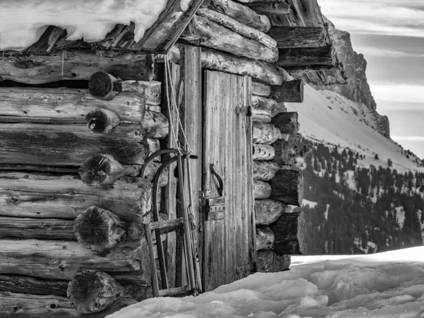 Trineo Nieve Fuera Cabaña Madera Cabaña Temporada Invierno Blanco Negro — Foto de Stock