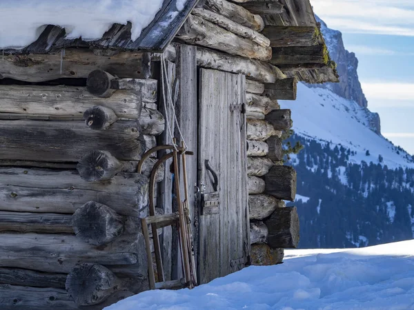冬の木造ログキャビン小屋の外雪そり — ストック写真
