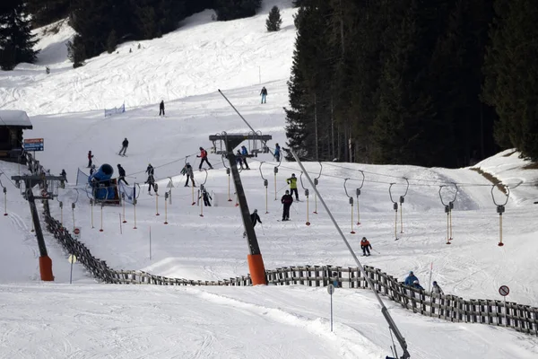 Many Skiers Skiing Dolomites Gardena Valley Snowy Mountains — Stockfoto