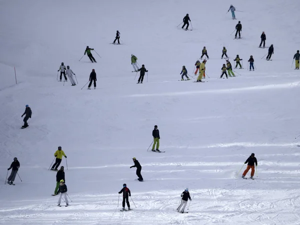 Many Skiers Skiing Dolomites Gardena Valley Snowy Mountains — Fotografia de Stock