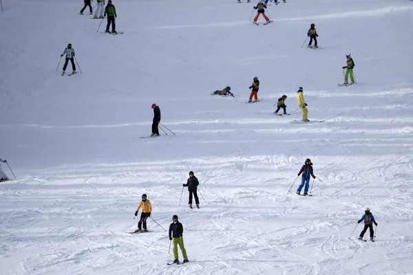 Many Skiers Skiing Dolomites Gardena Valley Snowy Mountains — Foto Stock