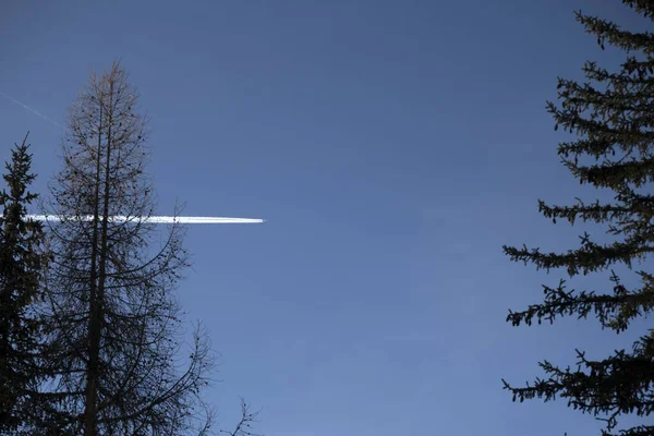 Airplaine Wakes Blue Sky Mountain — Stok fotoğraf