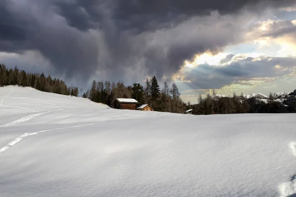 ドロマイト雪景色木の小屋ヴァル バディア アルメンタラの丘 — ストック写真