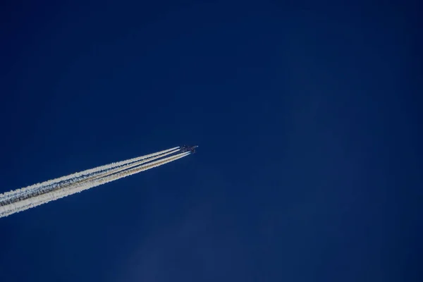 Airplaine Jet Wakes Blue Sky — Stock Fotó