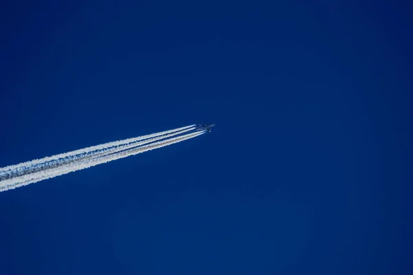 Airplaine Jet Wakes Blue Sky — Stockfoto