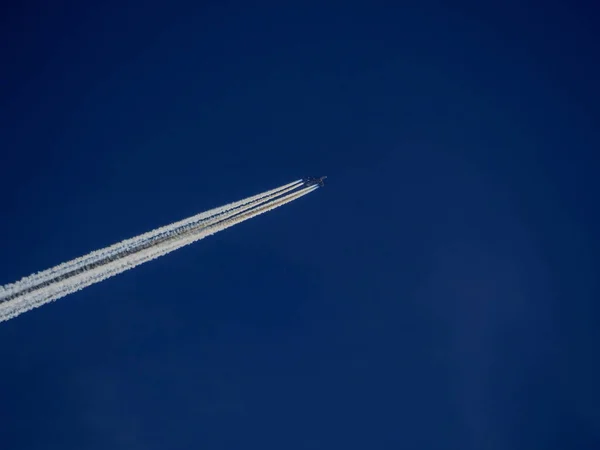 Airplaine Jet Wakes Blue Sky — Stock Fotó