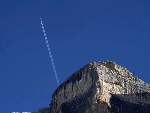 Airplaine Wakes Blue Sky Mountain — стоковое фото