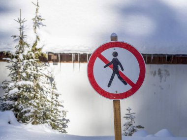 Kar ayakkabısı yok insanlar dolomitleri es geçiyor kar panorama val badia Armentarola Tepesi