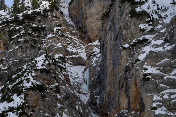 冬のパノラマの雪景色の中でファネス山のドロマイトの岩の上の氷 — ストック写真