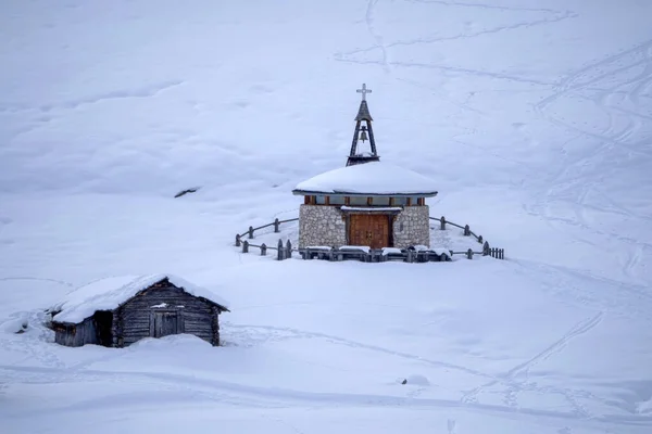 Pequeña Iglesia Sobre Nieve Fanes Montaña Dolomitas Invierno Panorama Paisaje — Foto de Stock