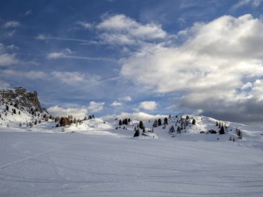 Dolomitler kar panorama ahşap kulübe val badia Armentarola tepesi