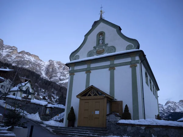 San Cassiano Kyrkan Dolomiter Vintern Vid Solnedgången Utsikt — Stockfoto