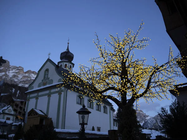 Dolomity Kościoła San Cassiano Zimą Zachodzie Słońca — Zdjęcie stockowe