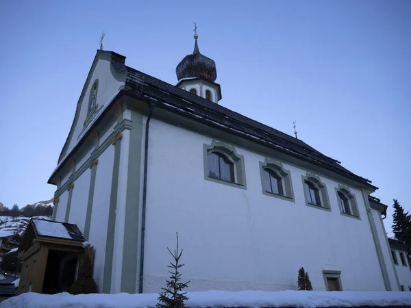 Dolomity Kościoła San Cassiano Zimą Zachodzie Słońca — Zdjęcie stockowe