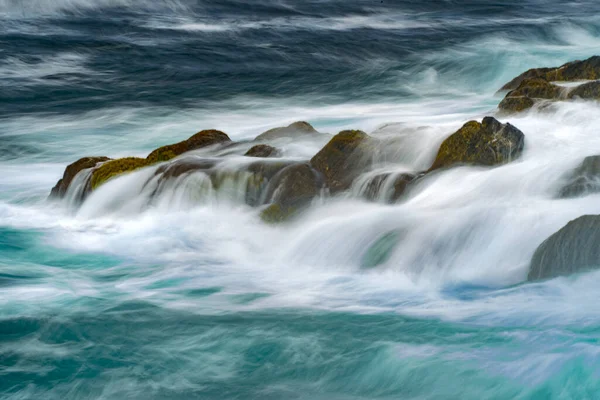 熔岩悬崖上的皮科岛波浪 — 图库照片