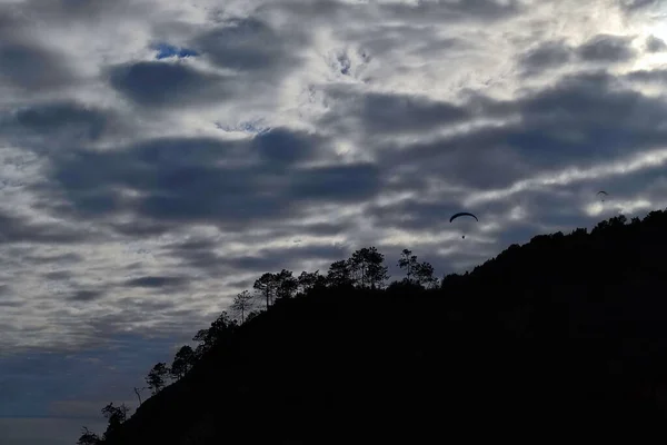 Paraglider Zamračené Obloze Backgroundi Monterosso Cinque Terre Italy — Stock fotografie