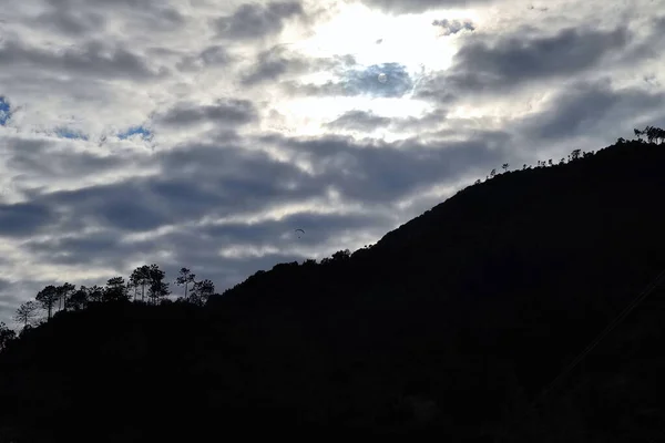 Paralotnia Zachmurzonym Tle Nieba Monterosso Cinque Terre Ittaly — Zdjęcie stockowe